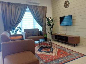 怡保As Syifaa Homestay Mslim only的带沙发和电视的客厅
