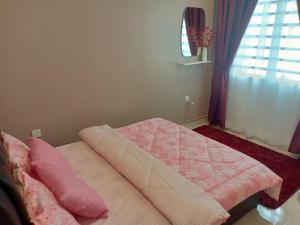 怡保As Syifaa Homestay Mslim only的一间卧室配有一张带粉色床单的床和一扇窗户。