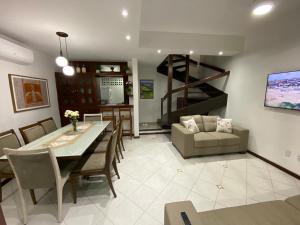 萨尔瓦多Casa Tropical pé na areia的用餐室以及带桌椅的起居室。