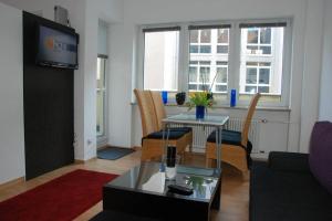 纽伦堡Apartment in the heart of Nuremberg的客厅配有沙发和桌子