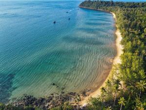 瓜隆岛孤独海滩旅馆的享有海滩和海洋的空中景致