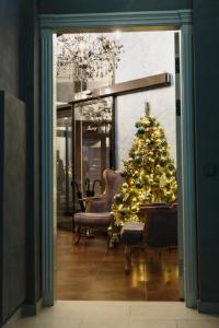 库尔斯克Отель "Даймонд Луговая"的椅子房间里一棵圣诞树