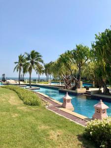 Ban Bo Fai (1)Boathouse Hua Hin Seaview的一座棕榈树和海洋游泳池