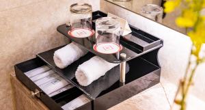 厦门厦门海景千禧大酒店（近中山路&地铁站）的浴室架上配有玻璃杯和毛巾