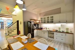 花莲市幸福童漾的厨房配有白色橱柜和带桌子的木桌