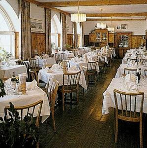 帕苏·斯泰尔维奥帕苏斯泰尔维奥酒店的一间设有白色桌椅的用餐室