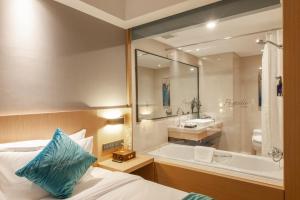 上海Pagoda白厦君亭设计酒店的一间浴室
