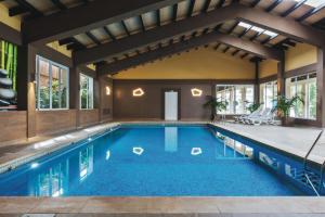 Hotel Riu Bravo - 0'0 All Inclusive内部或周边的泳池