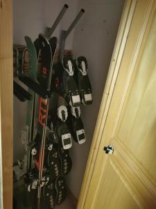 莫里永Charmant appartement 6-8 personnes au cœur du village à proximité lac et pistes de ski的挂在门边墙上的一束鞋