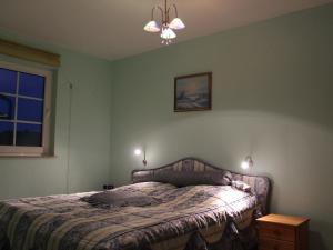 博尔滕哈根Cozy Apartment in Boltenhagen near Seabeach的一间卧室设有一张床和一个窗口