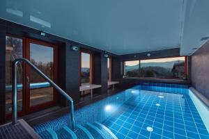 耶塞尼克斯拉尼德芙酒店的美景别墅内的游泳池