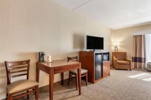 莫尔黑德莫尔黑德康福特茵套房酒店的酒店客房配有书桌和电视。