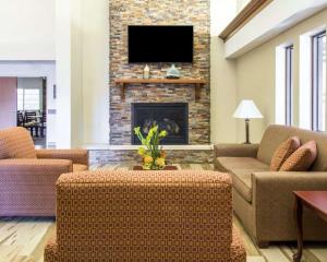 Quality Inn & Suites Vail Valley的休息区