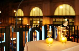 巴塞罗那公园酒店的一张桌子,上面放着两杯酒和一瓶葡萄酒