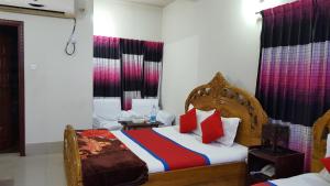 BāndarbanHotel Hill View的一间卧室配有红色和蓝色的床