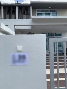 迪沙鲁Desaru Minimalism Muji Style by Joyfully 35M7的白色的建筑,旁边标有标志