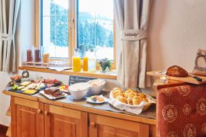 厄茨瓦尔德霍夫酒店的包括面包和糕点的早餐桌