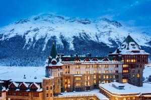 冬天的Badrutt's Palace Hotel St Moritz