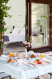Tzamaria阿加利亚豪华套房别墅的一张白色桌子,上面放着食物板