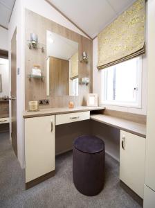 南塞尔尼Lavender Lodge的一间带水槽和镜子的浴室