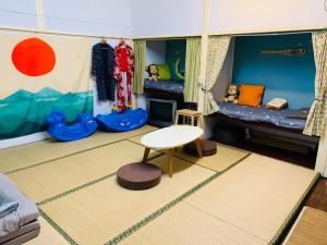 高雄鳳山79背包客 Fengshan No 79 Backpacker的客房设有两张双层床和一张桌子。