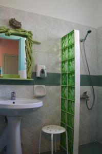 考弗尼西亚Villa Ostria的一间带水槽和淋浴的浴室
