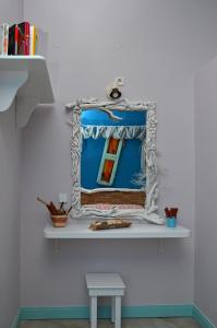 考弗尼西亚Villa Ostria的房间里的架子上镜子