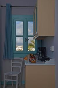 考弗尼西亚Villa Ostria的厨房设有窗户和桌椅
