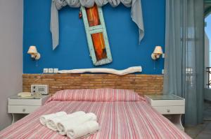 考弗尼西亚Villa Ostria的一间卧室配有带毛巾的床