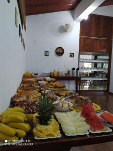 林多亚佩达塞拉旅馆的包含多种不同食物的自助餐