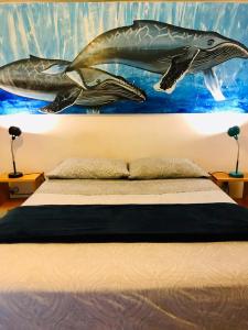 圣何塞德尔卡沃帕萨达斯诺尔马纳纳酒店的一间卧室配有一张壁画床