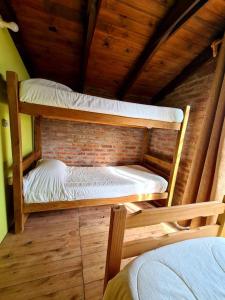 德尔迪阿布罗角Complejo Vidas del Mar的阁楼上的卧室配有两张双层床