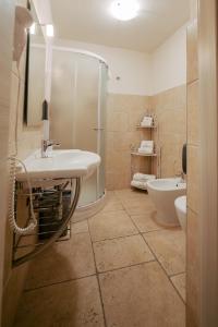 格罗塔列Magnolia的一间带水槽、淋浴和卫生间的浴室