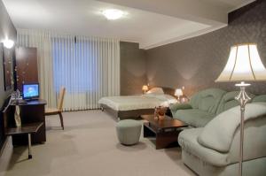 斯莫梁卢克索酒店的酒店客房设有一张沙发和一张床