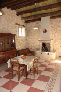 卡拉马尼科泰尔梅Poesia d'Abruzzo CR 06804dueAFFzerozerozerodue的客厅配有桌子和壁炉