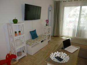 科斯塔德安提瓜Costa Antigua的客厅配有沙发和墙上的电视