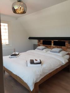 巴勒哈姆斯泰德Bela Vista的白色卧室配有一张大床和毛巾