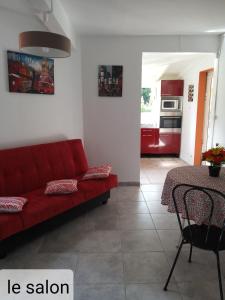 哥西尔Sympa Aquaverde entre mer et campagne的客厅配有红色的沙发和桌子
