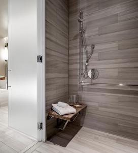 斯德特莱恩Edgewood Tahoe Resort的浴室配有淋浴和带毛巾的长凳