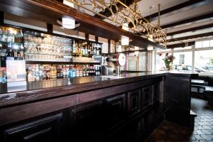 瓦尔斯罗德Hotel Stadtschänke的一间酒吧,在房间内配有大型木制台面