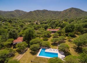 贝尔格拉诺将军镇Casas de Campo Henin Ecovilla & recreación infantil的享有游泳池的顶部景色,位于一个山地