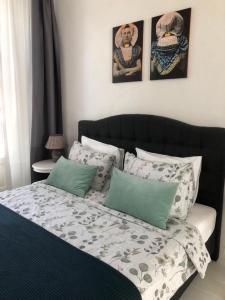 弗利辛恩Appartement Zeeuws genoegen的一间卧室配有带绿色和白色枕头的床