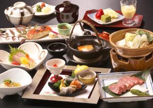 高山本阵平野福楼酒店的一张桌子,上面放着几盘食物
