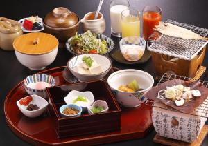 高山本阵平野福楼酒店的桌上的盘子,放着一碗食物