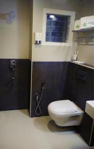 钦奈Taz Kamar Family Hotel的浴室配有白色卫生间和淋浴。