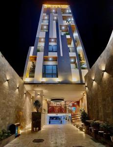 绥和市Royal Khanh Hotel的一座大建筑,晚上灯亮