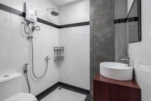 金边Botum Palace Hotel的一间带水槽和淋浴的浴室