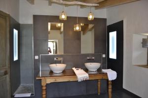 埃斯特连克斯萨波萨达度假屋的浴室在镜子前设有两个水槽