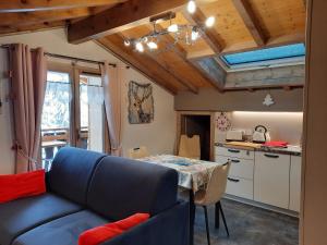 拉夏贝尔德邦达Chalet la sapiniere的客厅配有蓝色的沙发和桌子