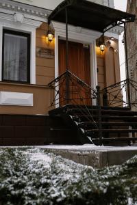 第聂伯罗Ekaterinoslav的台阶和门廊上积雪的房子